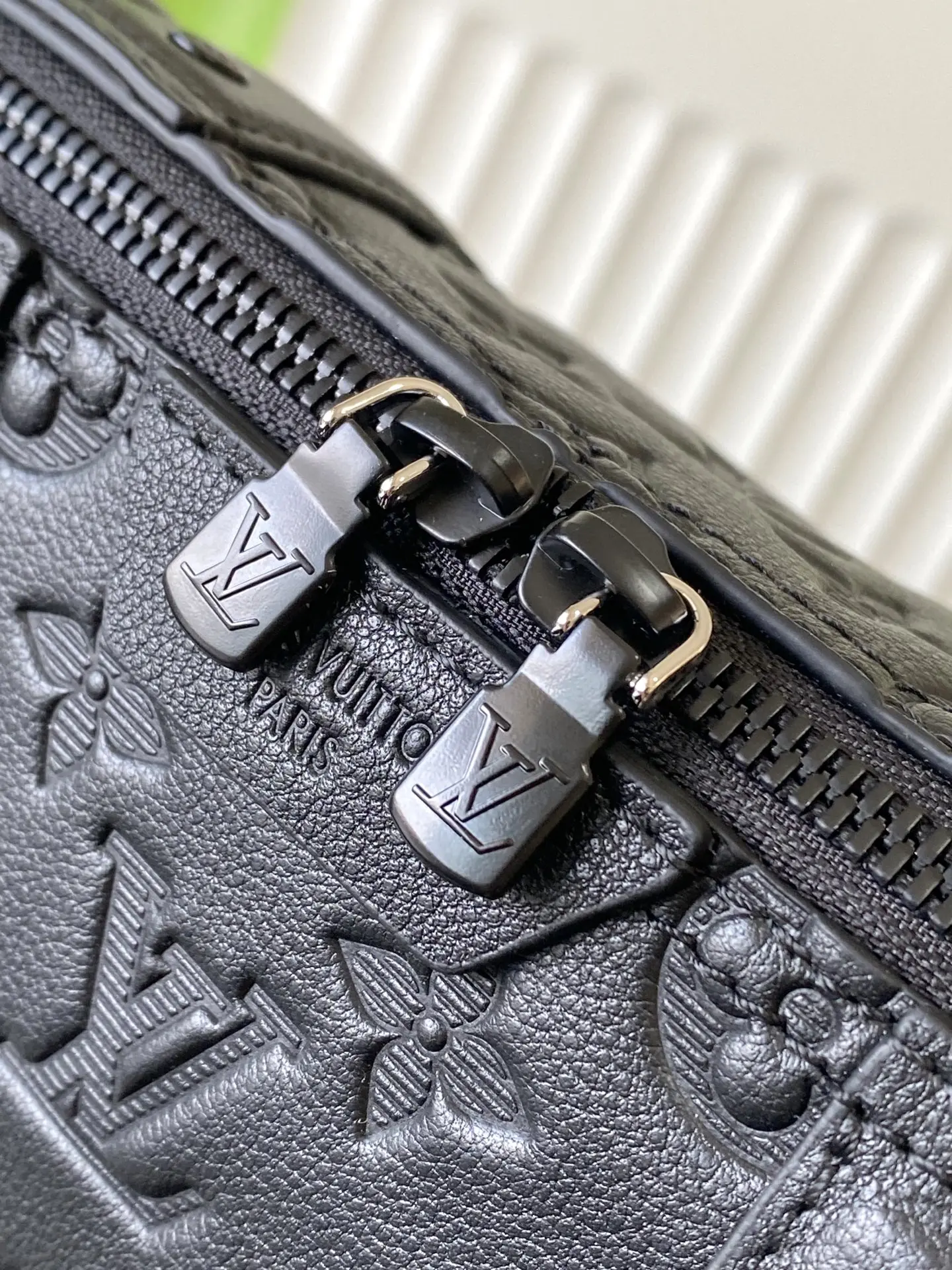 Louis Vuitton M26750 CITY KEEPALL Full Leather Pillow Bag Crossbody Bag - Detail view 6