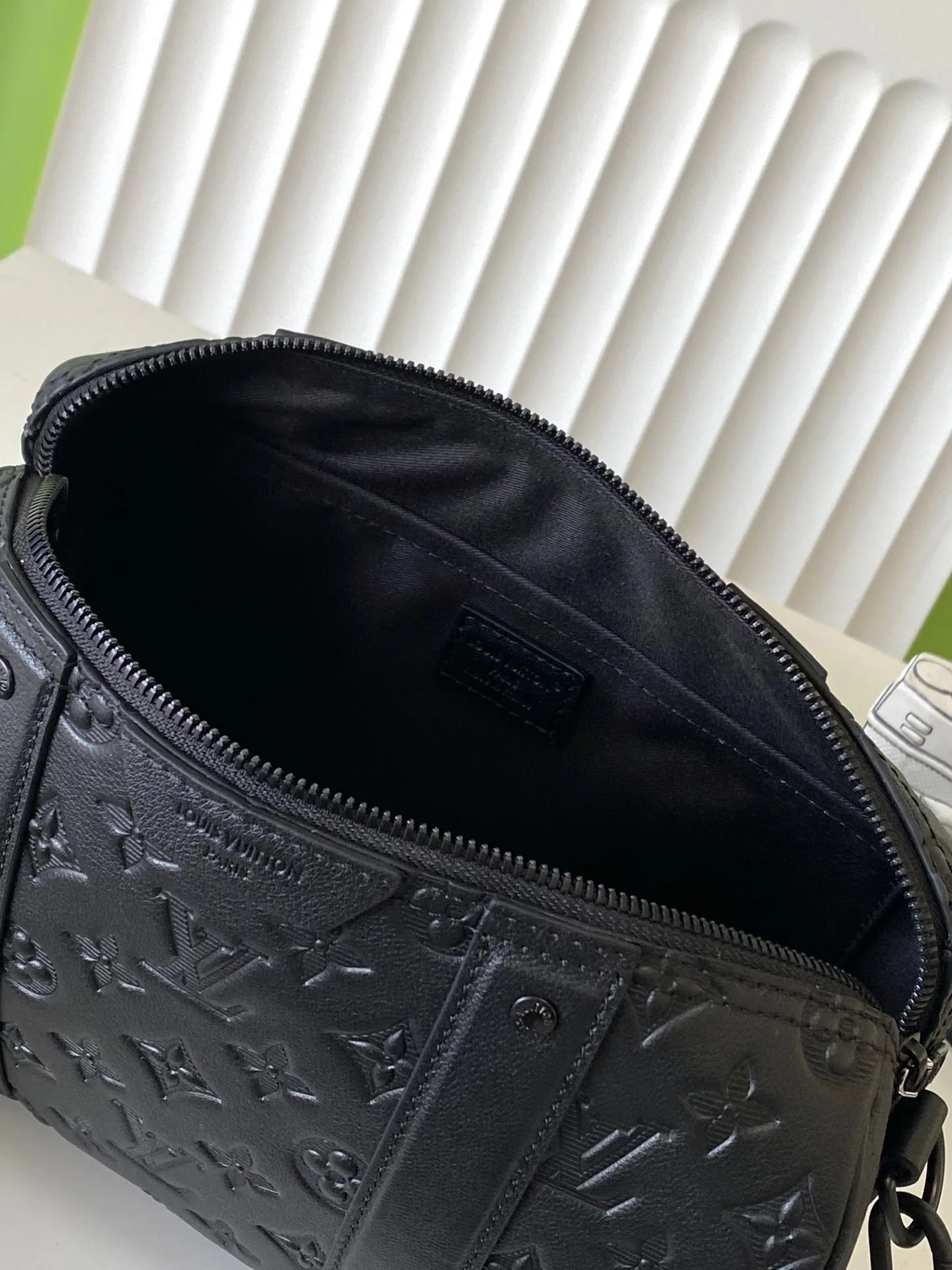 Louis Vuitton M26750 CITY KEEPALL Full Leather Pillow Bag Crossbody Bag - Detail view 8