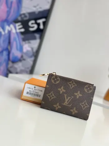 <p>海外原单M82383玫红独家实拍 本款 Lisa 钱夹取材 Monogram 帆布 以双色美学演绎品牌经典格调 LV Circle 拉链头释放金属锋芒 内部设有零钱袋 钞票袋和卡片夹层 紧凑构型可轻松置于小号手袋或手拿包 尺寸 11.5×9×1.5cm</p>