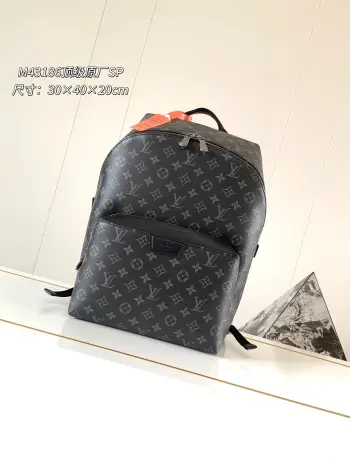 <p>款号M43186黑花 此款Apollo双肩包采用柔软的Monogram Eclipse涂层帆布面料 是风格与功能的完美结合 拥有一系列独特设计细节 如极为舒适的皮革肩带以及采用磁吸扣合设计的正面口袋 尺寸 30×40×20cm</p>