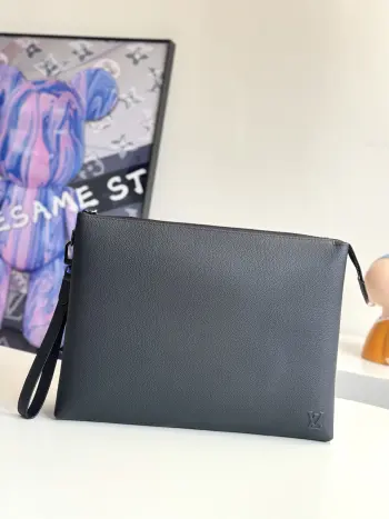 <p>海外原单M25943独家实拍  Duo Pouch 手拿包 Duo口袋由牛皮革制成,带有三个独立的内饰,灵感来自笔记本电脑包,并设定了新的口音 该型号有两个笔记本电脑托盘,中间有一个带衬垫的托盘,非常适合充电器,智能手机或鼠标 光滑的小牛皮革不仅赋予小牛轻盈的光学效果,而且还保护了内容 然而,可拆卸的手腕循环提供了多种可行性 尺寸 35.5×26×6.5cm</p>