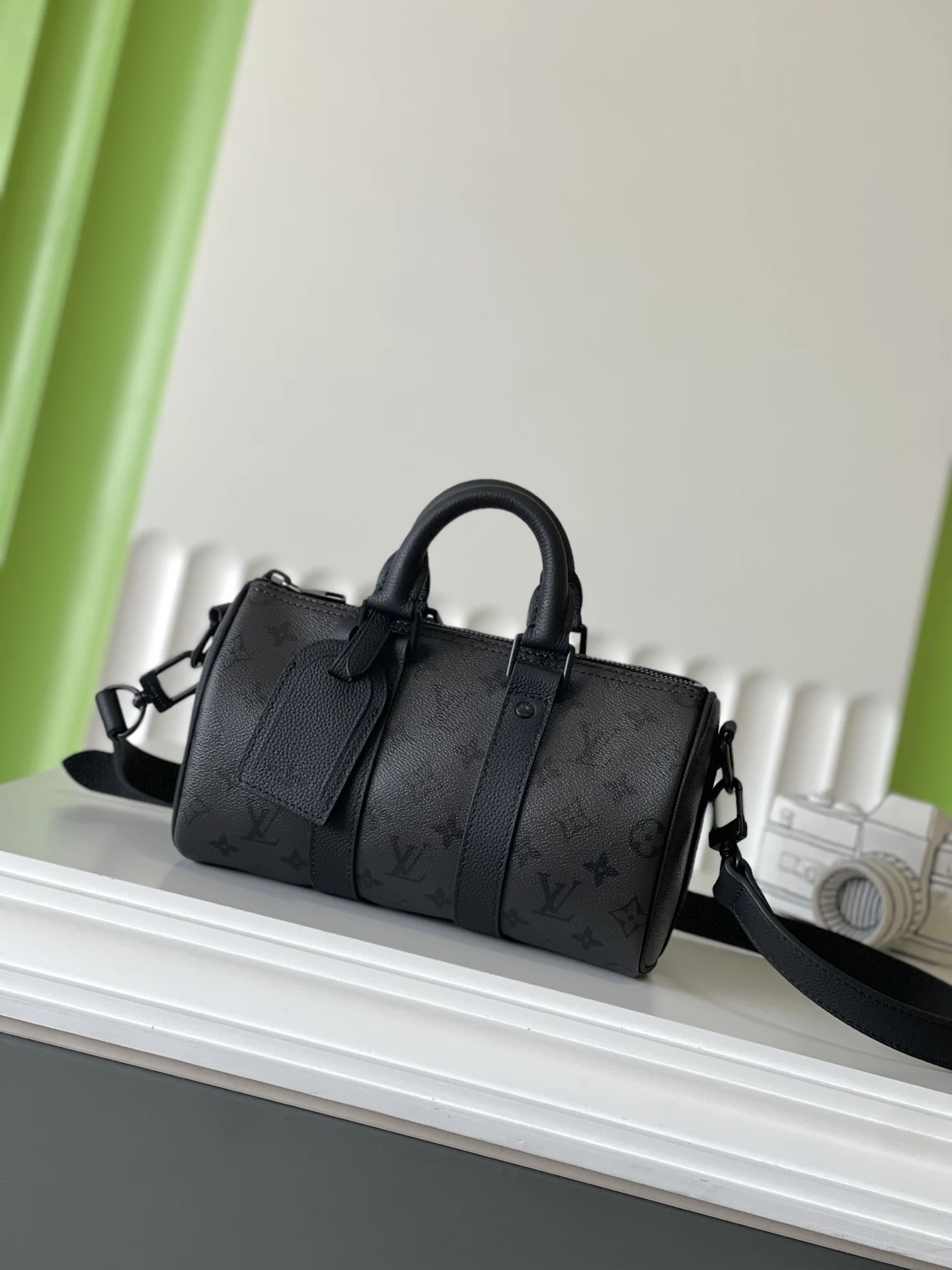 原单LV男包|高仿LV男包|精仿LV男包|一比一LV男包<p>M28369 25×15×11</p><p>KEEPALL 黑花枕头包</p><p>顶级原单 变码芯片</p>