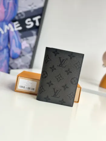 <p>海外原单M26774独家实拍 本款雅致护照套为 Monogram Midnight 涂层帆布铺陈内敛 Monogram 图案 微粒面皮革内衬完善整体 搭配卡片夹层与内贴袋 可妥善存放护照 尺寸 14×10×2.5cm</p>