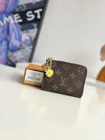 <p>海外原单M27769独家实拍 短款拉链零钱包Noa钱夹 经典Monogram涂层帆布 耐磨抗造 标志性老花图案辨识度拉满 可选清新冰蓝色亮眼柠檬黄粒面牛皮革 限定款核心特色 环绕式全拉链闭合 安全性高 开口宽大 取放物品便捷撞色内衬设计 适配春夏风格 在经典老花基础上增添活泼感 尺寸 11×8.5×1.5cm</p>
