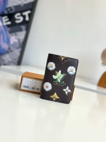 <p>海外原单M27542独家实拍 本款口袋钱夹采用 Monogram 花卉涂层帆布 再为内部牛皮革烫印浇水壶图案 致意品牌艺术美学 多重卡位 内袋和外贴袋增添功能细节 尺寸 11×7.5cm</p>