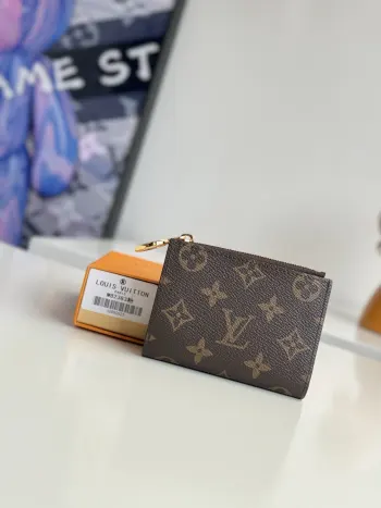 <p>海外原单M82383粉色独家实拍 本款 Lisa 钱夹取材 Monogram 帆布 以双色美学演绎品牌经典格调 LV Circle 拉链头释放金属锋芒 内部设有零钱袋 钞票袋和卡片夹层 紧凑构型可轻松置于小号手袋或手拿包 尺寸 11.5×9×1.5cm</p>
