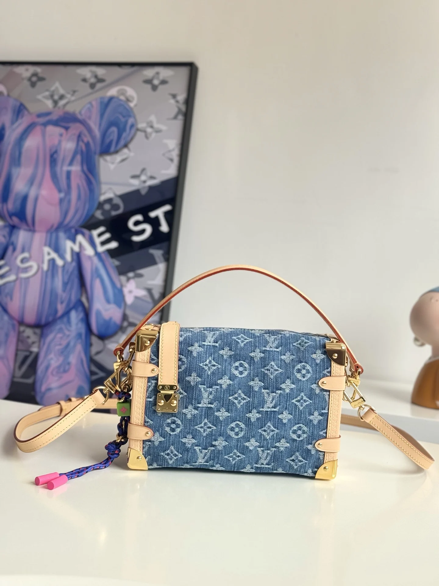 <p>海外原单M27450独家实拍  Side Trunk 中号手袋设计初衷意在致敬路易威登制箱传统 此 Denim Rendez-Vous 版本承袭经典元素 添注现代格调 包身铺陈品牌标志性 Monogram 图案 辅以光滑皮革饰边 点缀可拆卸绚彩挂饰 S-lock 锁扣点睛百搭设计 内部空间可收纳日常所需 尺寸 23.5×16×8.5cm</p>