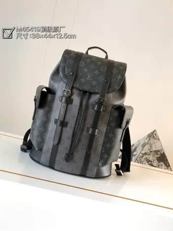 <p>款号M45419黑拼灰花 本款Christopher中号双肩包为Monogram Eclipse帆布和Monogram Eclipse Reverse帆布勾勒皮革饰边 焕新演绎登山包的刚毅精神 多重口袋与不配备按扣的皮革翻盖妥善收纳物品 莹泽搭扣及拉链完善整体 详细特征</p><p>38 x 44x12.5厘米(长度x高x宽)</p><p>Monogram Eclipse 涂层帆布和Monogram Eclipse Reverse 涂层帆布织物内衬牛皮革饰边金属件可调节肩带翻盖开合</p><p>按扣和抽绳开合侧袋</p><p>平板电脑内袋拉链内袋内贴袋</p><p>手柄:单手柄</p>