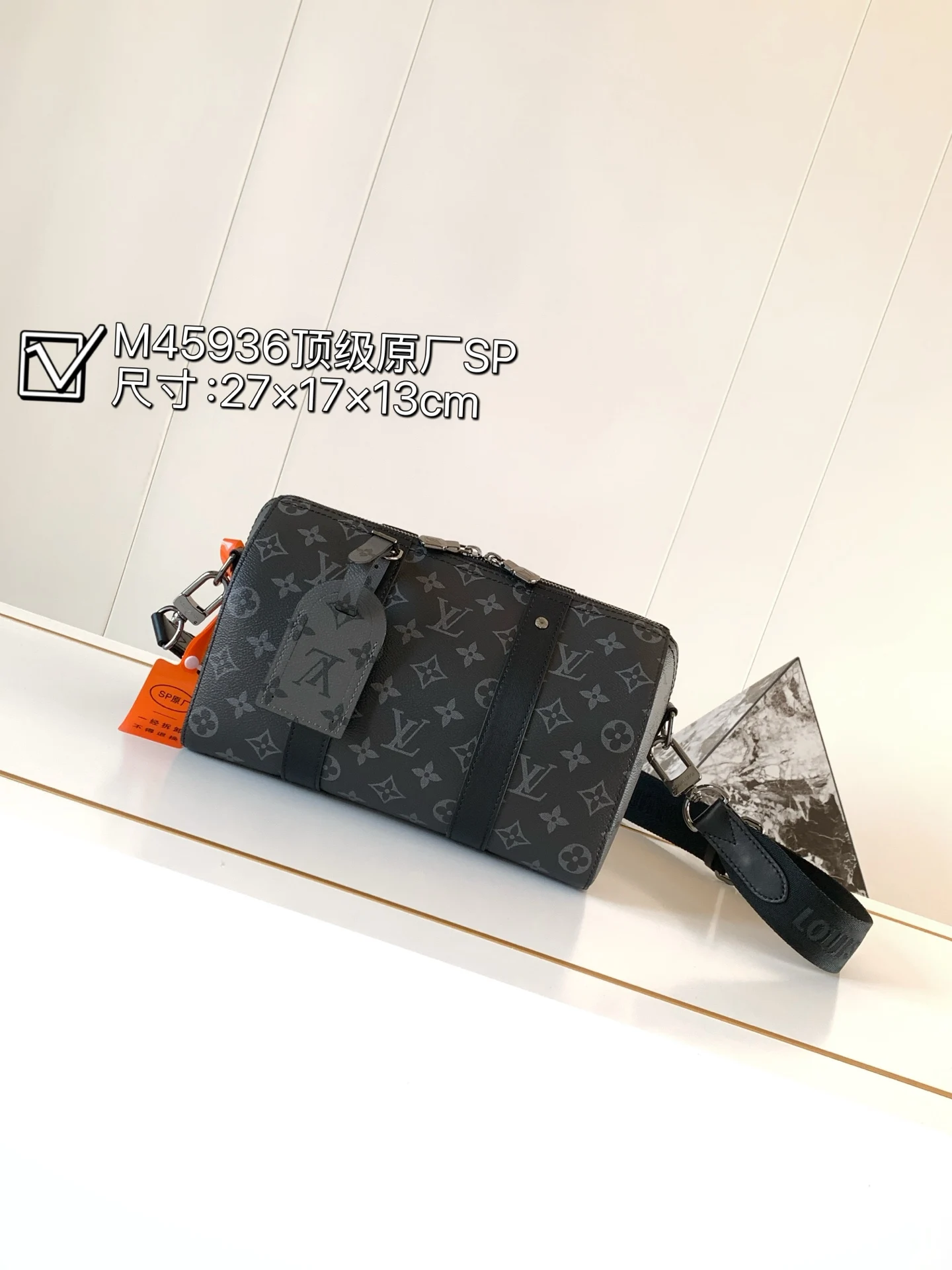 原单LV男包|高仿LV男包|精仿LV男包|一比一LV男包<p>款号M45936黑花  CITY KEEPALL 手袋Keepal 旅行袋浓缩经典构型 成就此款潮流都市手袋 黑银吊牌枕头oo侧面设计趣味呈现翻转效果 Monogram 图案 巧妙呼应 2018 年 Kim Jones 的 Upside Down 系列 Monogram Eclipse 帆布包身搭配可拆卸肩带 从容背携日常所需 详细特征27 x 17 x 13 厘米 </p>