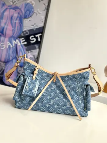 <p>   海外原单M28287独家实拍 本款 Carryall Cargo 小号手袋出自 Denim Rendez-Vous 系列 汲取应季灵感 演绎隽永风格 棉质包身搭载撞色皮革饰边与束带细节 此手袋缀饰金属件与标志性名牌 致敬路易威登制箱工艺传统 斜挎 肩背 手提皆宜 随心转换造型 尺寸 33.5×23×15cm</p>
