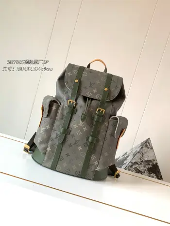 <p>款号M27080军绿色 采用Monogram Service帆布的 Christopher MM  以迷彩风格重新诠释的Monogram设计尤为引人注目 Farrell Williams将这种独特的材质结合了以同类颜色为基调的皮革修剪 增添了深色调 这款宽敞的尺寸配备了多个隔层 包括适用于平板电脑的隔层在内 可调节的肩带带来舒适的使用体验 尺寸 38*12.5*44cm</p>