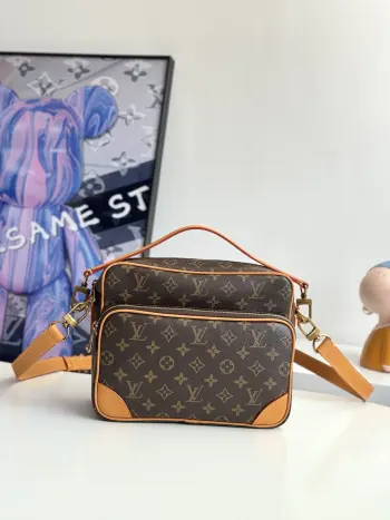 <p>海外原单M27852独家实拍 本款 Nil 大号斜挎包取材 Monogram 涂层帆布 在 Pharrell Williams 设计的原版 Nil 手袋基础上进一步放大 做旧皮革饰边勾勒加固包角和镶边 拉链前袋方便取放随身用品 可拆卸手柄与可拆卸并调节的肩带丰富背携选择 尺寸 28.5×20×11.5cm</p>