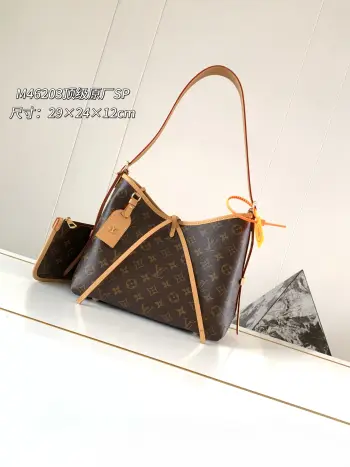 <p>款号M46203老花 CarryAll 小号手袋取材 Monogram 帆布和皮革饰边 成就都市生活的贴身伴侣 充裕构型设有齐整内层 大号内袋再添功能元素 Monogram 帆布拉链手拿包通过皮革带固定 尺寸 29 x 24 x 12 厘米</p>
