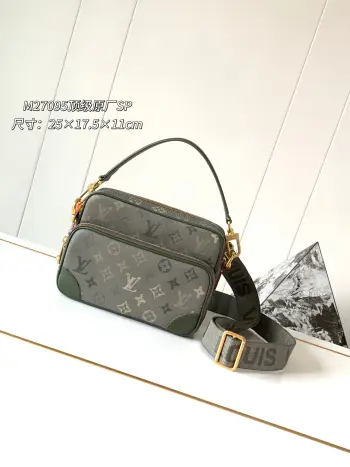 <p>款号M27095本款 Nil 斜挎包以 Monogram Heritage 帆布塑就复古构型 搭配主隔层 内贴袋与拉链前袋 顶部皮革手柄与肩带均可拆卸 提供多样背携选择 前袋 Marque L.Vuitton Deposee 印花再添经典格调 25 x 17.5 x 11 (厘米) ((长 x 高 x 宽)</p><p>	 	Monogram Heritage 涂层帆布</p><p>	 	牛皮革饰边</p><p>	 	织物内衬</p><p>	 	金属件</p><p>	 	拉链开合</p><p>	 	拉链前袋</p><p>	 	主隔层</p><p>	 	内贴袋</p><p>	 	肩带 可拆卸 可调节</p><p>	 	包带半长 49.0 厘米</p><p>	 	包带半长可调至 59.0 厘米</p><p>	 	手柄 单手柄 可拆卸</p>