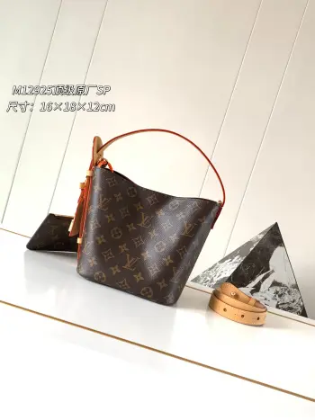 <p>款号M12925老花 本款All In BB 手袋为Monogram 帆布搭配亮泽金属件 以标志性挂锁和名牌彰显经典格调 可调节肩带延续品牌制箱传承 皮革肩带增添斜挎和肩背选择 可折叠设计实现廓形的自如收放 充裕空间成就日常佳选 详细特征</p><p>16 x 18 x12厘米(长度x高x宽)</p><p>Monogram 涂层帆布牛皮革饰边织物内衬金属件</p><p>磁扣和钩扣开合可拆卸拉链内袋名牌挂锁</p><p>可收纳智能手机 钥匙 Victorine 钱夹和耳机肩带:不可拆卸 可调节包带半长:12.0厘米</p><p>包带半长可调至:55.0厘米手柄:单手柄</p>