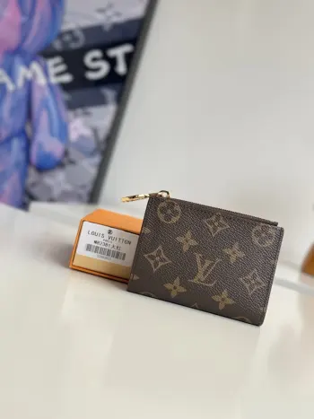 <p>海外原单M82381大红独家实拍 本款 Lisa 钱夹取材 Monogram 帆布 以双色美学演绎品牌经典格调 LV Circle 拉链头释放金属锋芒 内部设有零钱袋 钞票袋和卡片夹层 紧凑构型可轻松置于小号手袋或手拿包 尺寸 11.5×9×1.5cm</p>