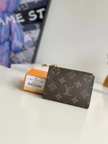 <p>海外原单M25693独家实拍 本款 Lisa 钱夹取材 Monogram 帆布 以双色美学演绎品牌经典格调 LV Circle 拉链头释放金属锋芒 内部设有零钱袋 钞票袋和卡片夹层 紧凑构型可轻松置于小号手袋或手拿包 尺寸 11.5×9×1.5cm</p>