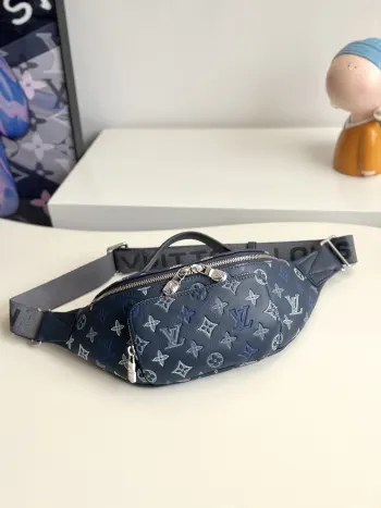 <p>海外原单M28619蓝色独家实拍 全皮腰包系列 Rush Bumbag腰包 由双色Monogram Shadow小牛皮制成 具有柔软 对身体友好的设计 易于进入主隔间 著名的字母组合图案被压印在皮革表面上 然后印在皮革表面上 可调节的腰带适合腰部 过肩或斜挎穿着 尺寸 30×15×8cm</p>
