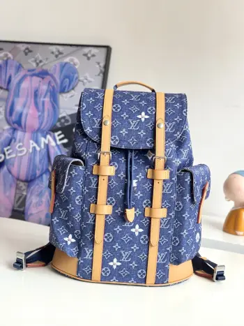 <p>海外原单M27554独家实拍 本款 Christopher 中号双肩包取材 Monogram 花卉牛仔布 为考究丹宁布织入 Monogram 图案 成就肌理细腻的提花面料 与粗犷廓形碰撞对比妙趣 牛皮革饰边和侧袋勾勒鲜明线条 织物内衬再度丰富细节 尺寸 44×38×12.5cm</p>