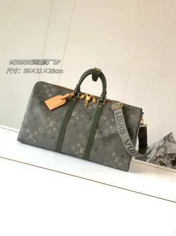 <p>款号M26959军绿色 LU KEEPALL 50CM 旅行包 此款Keepall是旅行袋系列中的经典 这个大号Keepall以Monogram帆布为袋身 配以可拆卸式皮肩带和一个可拆卸式皮证件套 -特殊涂层帆布-天然牛皮饰边-棉纺织衬里-配垫肩的可脱卸肩带-皮质手柄 手提更舒适-大容量设计-随身上机行李尺寸-可拆卸皮革名牌-金色金属饰件-size50*21*28cm</p>