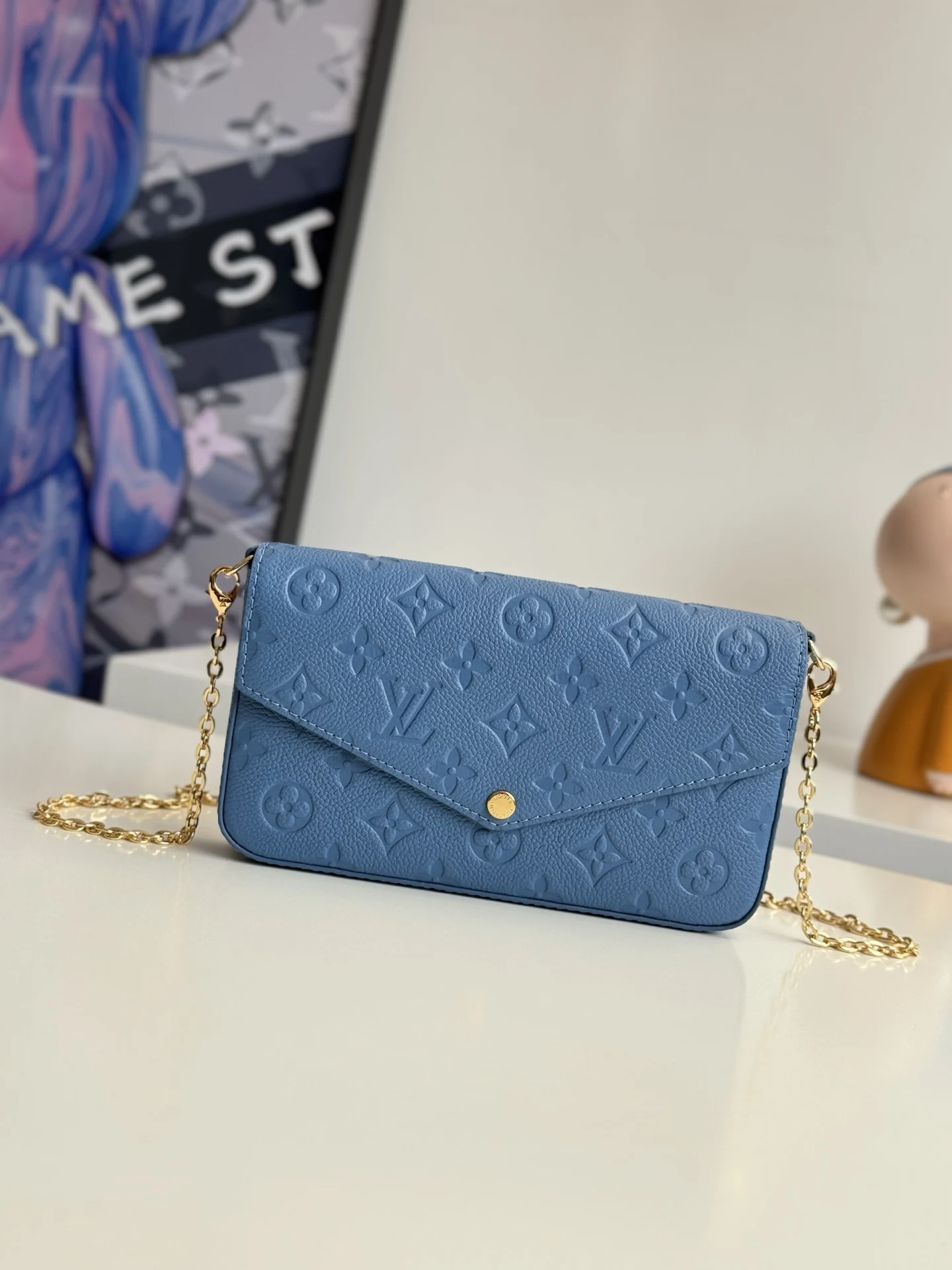 <p>海外原单M28891独家实拍 本款 Félicie Pochette 手袋于新季拥抱丹宁色彩 为标志性 Monogram Empreinte 皮革包身搭配可拆卸链条 充裕空间可容纳日常所需 另设有可拆卸收纳包 是周末畅游都市的摩登旅伴 尺寸 21×12×3cm</p>