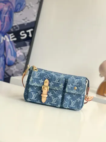 <p>海外原单M27602独家实拍 本款 Pochette Accessories Cargo 手袋演绎现代都市风尚 GOTS 全球有机纺织品标准 认证棉质包身巧搭光滑牛皮革饰边与金属件 倍显雅致风范 百搭设计配以可拆卸饰带 实现多种背携方式 前袋设计便于随手取放小物 尺寸 23.5×14×3cm</p>