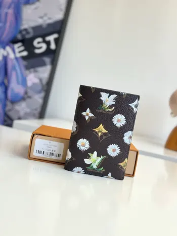 <p>海外原单M27548独家实拍 本款护照套绽放绚烂繁花 以 Monogram 花卉涂层帆布传递夏日气息 搭配牛皮革内衬和浇水壶烫印图案 实用卡位和贴袋适宜收纳出行所需 尺寸 14×10×2.5cm</p>