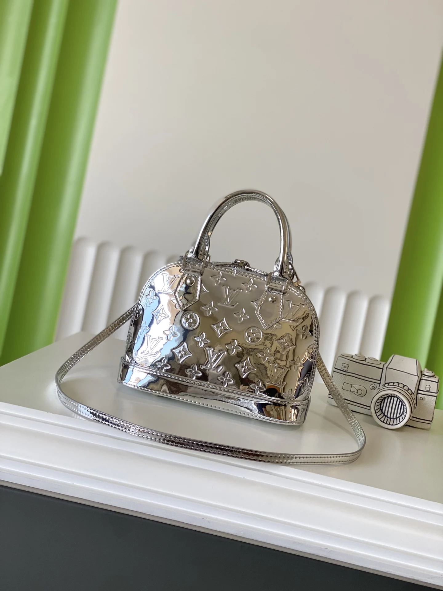 Louis Vuitton M26335 ALMA BB Patent Leather Shell Bag Handheld Crossbody Bag - Detail view 3