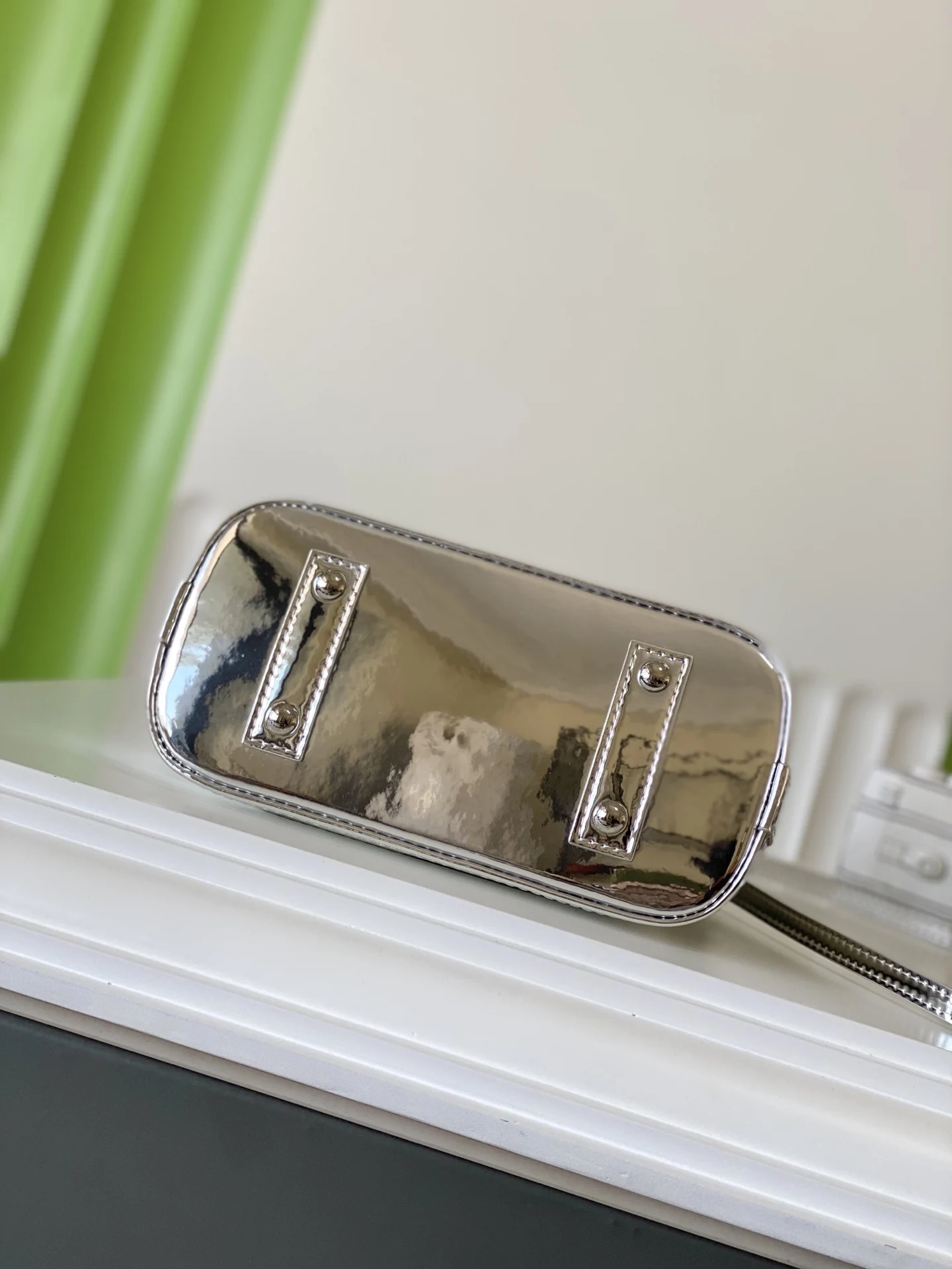 Louis Vuitton M26335 ALMA BB Patent Leather Shell Bag Handheld Crossbody Bag - Detail view 4