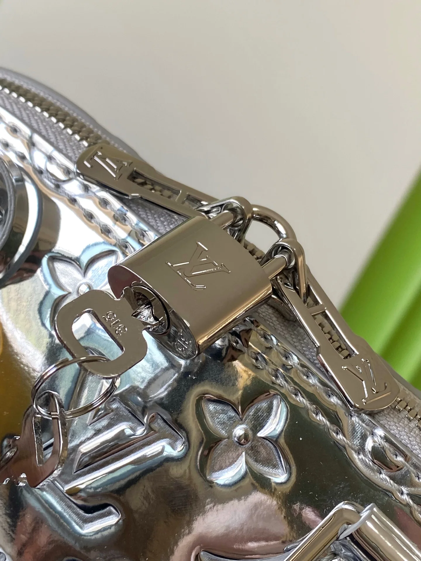 Louis Vuitton M26335 ALMA BB Patent Leather Shell Bag Handheld Crossbody Bag - Detail view 5