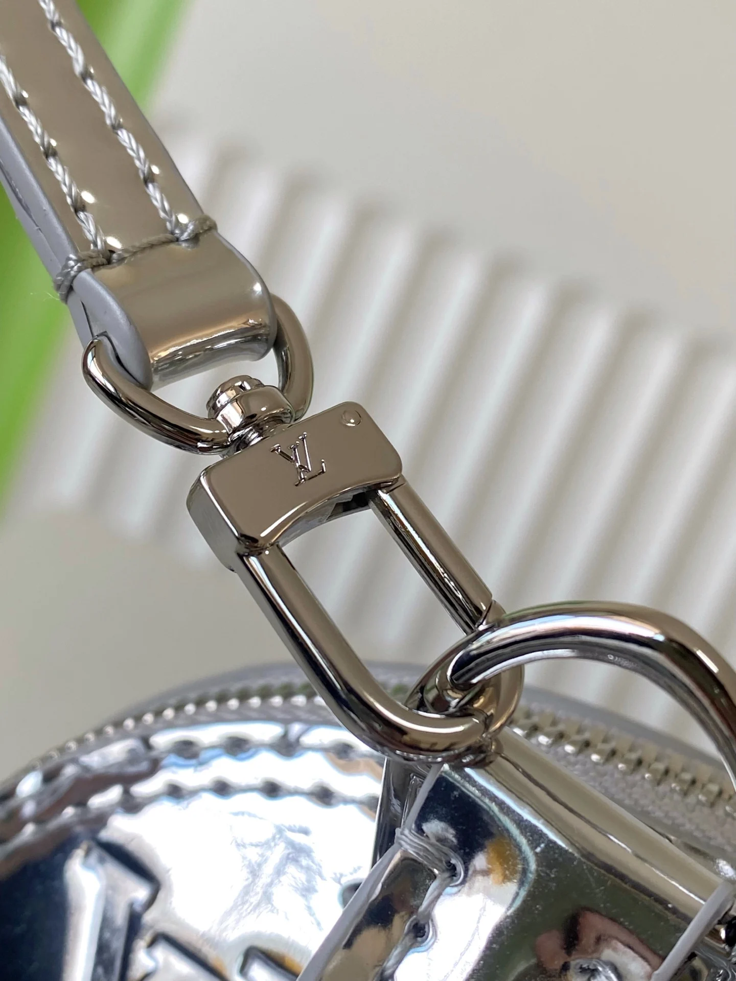 Louis Vuitton M26335 ALMA BB Patent Leather Shell Bag Handheld Crossbody Bag - Detail view 6