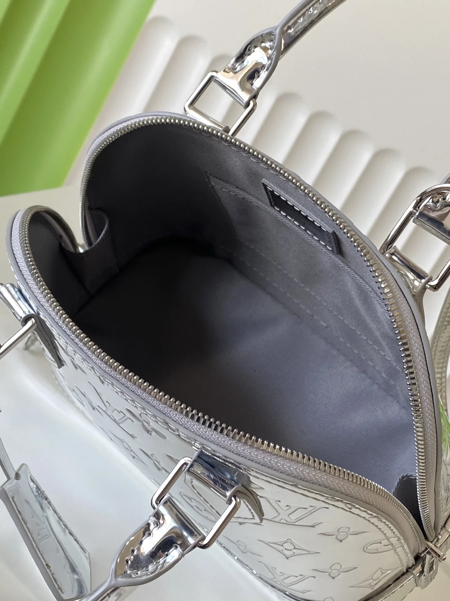 Louis Vuitton M26335 ALMA BB Patent Leather Shell Bag Handheld Crossbody Bag - Detail view 8