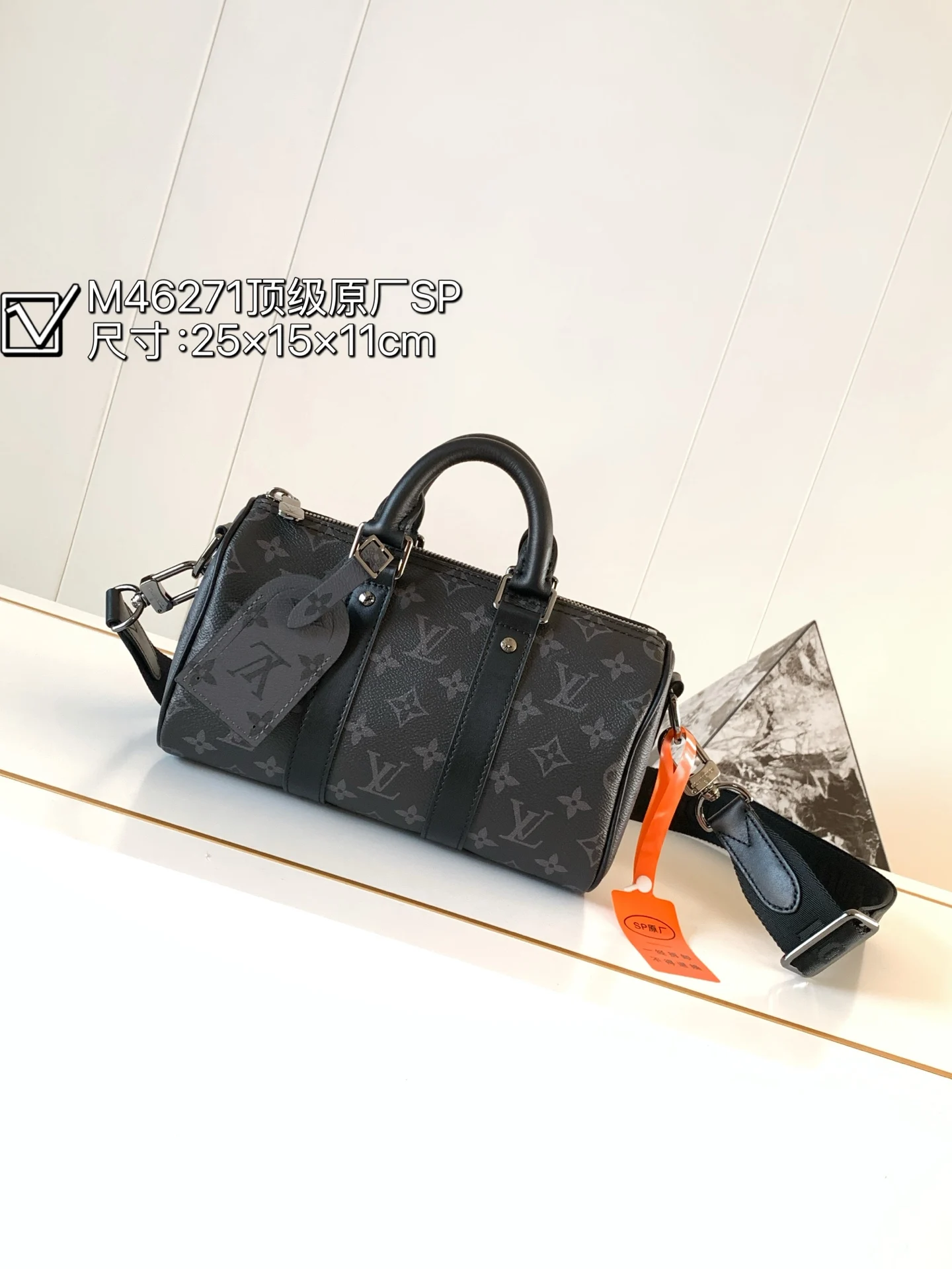 原单LV男包|高仿LV男包|精仿LV男包|一比一LV男包<p>款号M46271 本款Keepall 25 手袋取材Monogram Eclipse Reverse帆布 展现路易威登经典图案的优雅重绎 加固饰带和皮革名牌延续Keepall系列的标志性元素 拉链开合令个人物品安全随行 详细特征</p><p>25 x 15 x11厘米(长度x高x宽)</p><p>