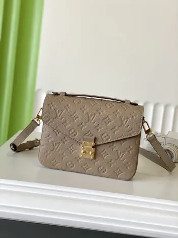 <p>M44881 25×19×7</p><p>POCHETTE 全皮邮差包</p><p>顶级原单 变码芯片</p>