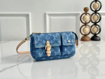 <p> M27602蓝色 丹宁牛仔腋下包 POCHETTE ACCESSOIRE CARGO 手袋 本款 Pochette Accessories Cargo 手袋演绎现代都市风尚 GOTS 全球有机纺织品标准 认证棉质包身巧搭光滑牛皮革饰边与金属件 倍显雅致风范 百搭设计配以可拆卸饰带 实现多种背携方式 前袋设计便于随手取放小物 23.5 x 14 x 3 厘米(长度 x 高 x 宽)</p>