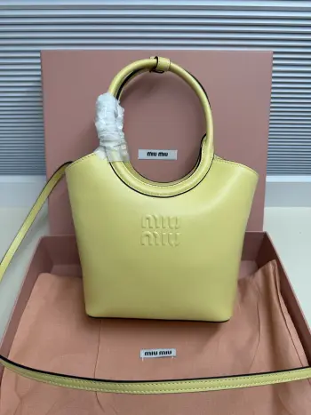 <p> Miu Miu POP限定款 Ivy 小托特与伊势丹等的联名限定款 主打 小巧慵懒 的复古学院风 外缝线立体 Logo 可手提 可腋下 可斜挎 肩带调节超方便 小个子也能驾驭</p><p> 型号 5BA330</p><p> 尺寸 17*19*8cm</p>