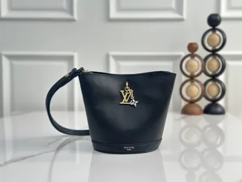 <p> 本款M27260黑色全皮水桶包 LV Bloom Mini Hobo 手袋专为日常生活而设计 四季皆宜 采用光滑牛皮革精制 LV 字母造型装饰与 Monogram Flower 图案相映成趣 金属件平添亮点 可拆卸肩带点缀优雅设计 充裕空间可容纳日常所需 牛皮革一牛皮革饰边一织物内衬一电镀金属件一磁扣开合一LV 字母造型装饰和 Monogram Flower 图案一可收纳 6.7 英寸智能手机 耳机 Rosalie 零包 太阳眼镜 钥匙和唇膏一肩带 可拆卸 可调节 型號:M27260 尺寸:16x17.5x11CM</p>