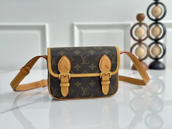 <p> 顶级原单 M26805老花 独家实拍 本款 Satchel 迷你手袋出自 Monogram Archive 系列 为柔软 Monogram 帆布包身搭配做旧皮革饰边和耀目金属件 迷你邮差包构型可容纳手机及夹等日常用品 可调节肩带确保舒适肩背或斜跨 </p><p>19.5 x 15 x 6 (厘米) ((长 x 高 x 宽)</p><p>Monogram 涂层帆布</p><p>牛皮革饰边</p><p>织物内衬</p><p>金属件</p><p>磁扣开合</p><p>肩带 不可拆卸 可调节</p><p>包带半长 38.5 厘米</p><p>包带半长可调至 51.0 厘米</p>