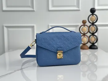 <p> 本款M41487蓝色全皮压花邮差包 Pochette Metis 手袋 以内敛而不失巧思的设计演绎经典学院背包 柔软的 Monogram Empreinte 皮革塑造紧凑灵活的构型 将充裕空间藏匿其中 S-lock 锁扣灵感源自品牌传统硬箱 搭配时尚顶部手柄和可脱卸肩带 可肩背或斜挎 功能多样 25.0 x 19.0 x 7.0 厘米 (长 x 高 x 宽) </p>