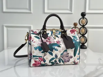 <p> M29066花卉丝印 顶级原单 本款Speedy 30 Soft手袋出自Monogram Eden系列 为Monogram Dune帆布渲染繁复花卉与动物图案 搭配撞色皮革钥匙包和名牌 拉链内袋和可拆卸肩带再添考究细节 尺寸 30*17*21cm </p>