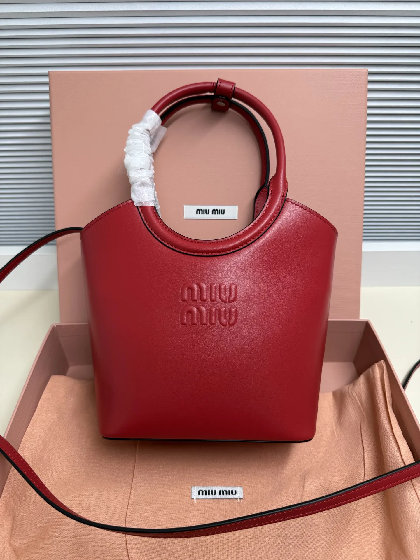 原单MIUMIU女包|高仿MIUMIU女包|精仿MIUMIU女包|一比一MIUMIU女包<p> Miu Miu POP限定款 Ivy 小托特与伊势丹等的联名限定款 主打 小巧慵懒 的复古学院风 外缝线立体 Logo 可手提 可腋下 可斜挎 肩带调节超方便 小个子也能驾驭</p><p> 型号 5BA330</p><p> 尺寸 17*19*8cm</p>