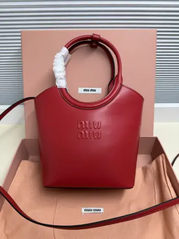 <p> Miu Miu POP限定款 Ivy 小托特与伊势丹等的联名限定款 主打 小巧慵懒 的复古学院风 外缝线立体 Logo 可手提 可腋下 可斜挎 肩带调节超方便 小个子也能驾驭</p><p> 型号 5BA330</p><p> 尺寸 17*19*8cm</p>