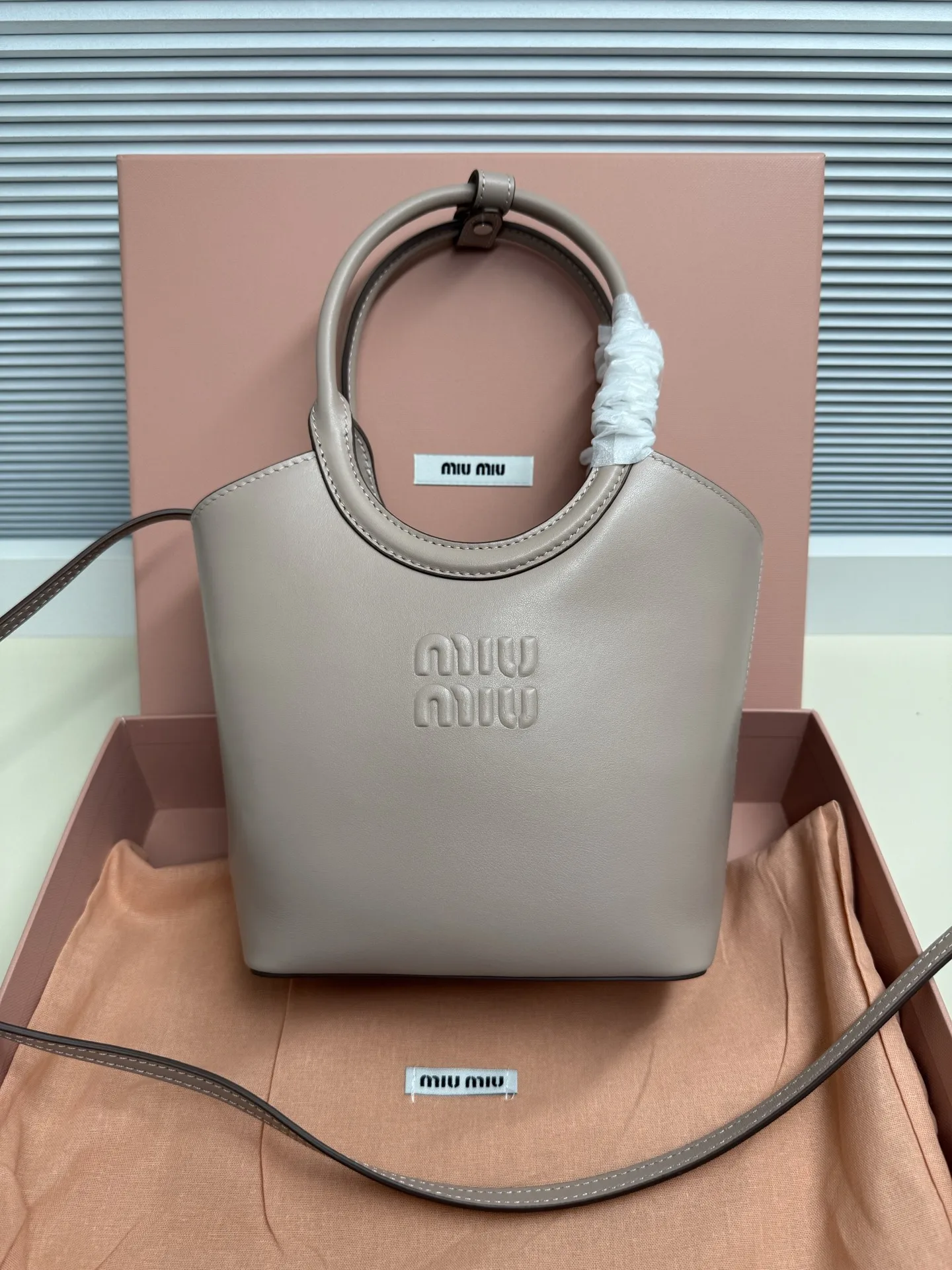 原单MIUMIU女包|高仿MIUMIU女包|精仿MIUMIU女包|一比一MIUMIU女包<p> Miu Miu POP限定款 Ivy 小托特与伊势丹等的联名限定款 主打 小巧慵懒 的复古学院风 外缝线立体 Logo 可手提 可腋下 可斜挎 肩带调节超方便 小个子也能驾驭</p><p> 型号 5BA330</p><p> 尺寸 17*19*8cm</p>
