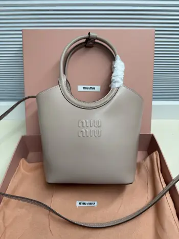 <p> Miu Miu POP限定款 Ivy 小托特与伊势丹等的联名限定款 主打 小巧慵懒 的复古学院风 外缝线立体 Logo 可手提 可腋下 可斜挎 肩带调节超方便 小个子也能驾驭</p><p> 型号 5BA330</p><p> 尺寸 17*19*8cm</p>