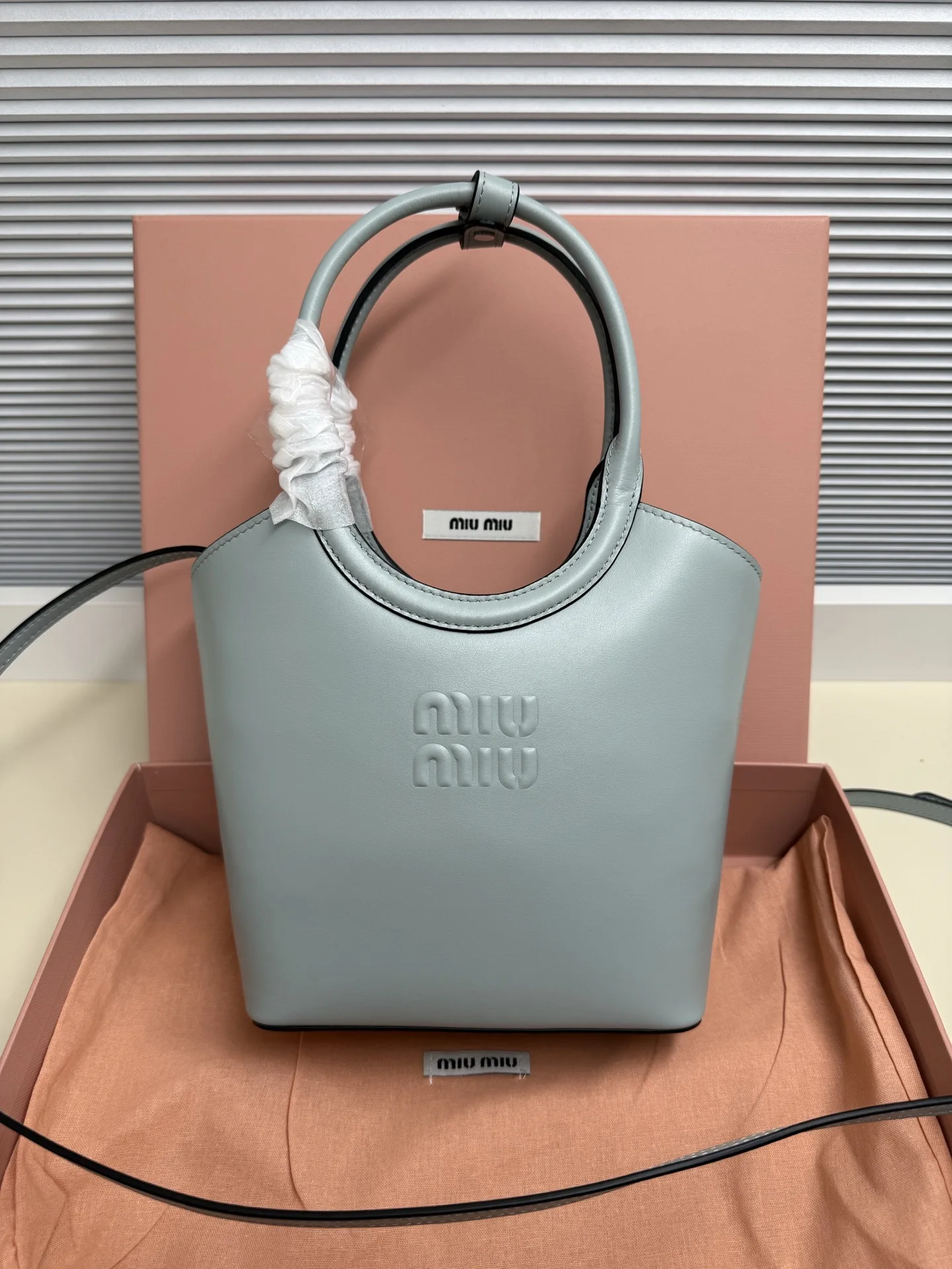 <p> Miu Miu POP限定款 Ivy 小托特与伊势丹等的联名限定款 主打 小巧慵懒 的复古学院风 外缝线立体 Logo 可手提 可腋下 可斜挎 肩带调节超方便 小个子也能驾驭</p><p> 型号 5BA330</p><p> 尺寸 17*19*8cm</p>