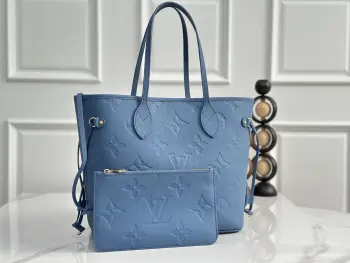 <p> M27358蓝色 全皮压花购物袋</p><p>NEW Neverfull MM 手袋 Monogram Empreinte系列以时尚精致的蓝色牛仔布配色重新想象了永恒的Neverfull MM手提包 这款现代版由皮革制成 带有房子标志性签名 并装饰着优雅的金色五金 它配有侧边鞋带 以收紧轮廓 尺寸适合日常必需品 包括笔记本电脑 31 x 28 x 14 cm 长x高x宽 </p>