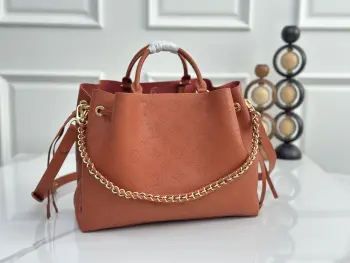 <p> M27443橙色 顶级原单 头层皮 LOUIS VUITTON Bella镂空老花满印Mahina小牛皮单肩斜挎手提包 女款 橙色 商品细节 内部结构 夹层拉链袋 闭合方式 抽带 尺寸 长32cm宽13cm高23cm</p>