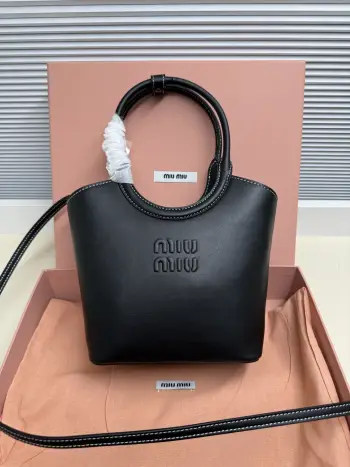 <p> Miu Miu POP限定款 Ivy 小托特与伊势丹等的联名限定款 主打 小巧慵懒 的复古学院风 外缝线立体 Logo 可手提 可腋下 可斜挎 肩带调节超方便 小个子也能驾驭</p><p> 型号 5BA330</p><p> 尺寸 17*19*8cm</p>