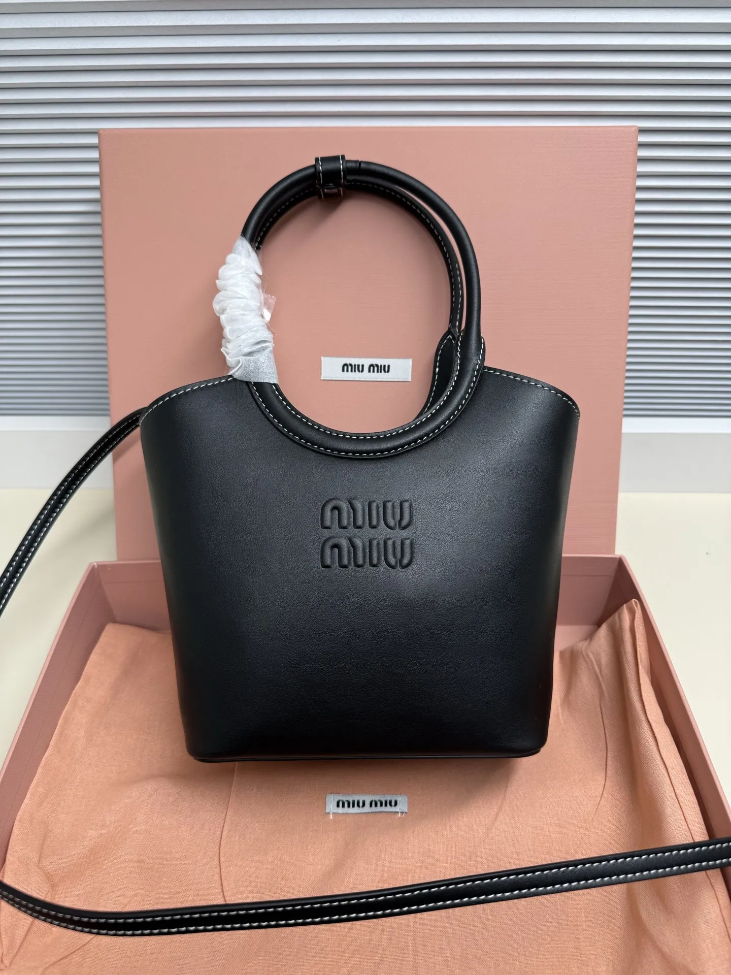 <p> Miu Miu POP限定款 Ivy 小托特与伊势丹等的联名限定款 主打 小巧慵懒 的复古学院风 外缝线立体 Logo 可手提 可腋下 可斜挎 肩带调节超方便 小个子也能驾驭</p><p> 型号 5BA330</p><p> 尺寸 17*19*8cm</p>
