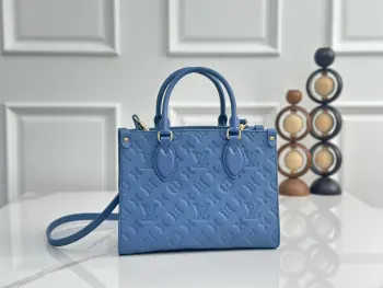 <p> 本款M28181蓝色托特 全皮压花四方包系列 本款 OnTheGo 小号手袋选用 Monogram Empreinte 皮革 以温和色调映衬 LV 字母和 Monogram 花卉压纹 令小巧方正构型闪烁微光 巧用顶部轧制手柄和可拆卸肩带 令 iPad Mini 等小件物品轻松随行 详细特征25 x 19 x 11.5 厘米(长度 x 高 x 宽) </p>